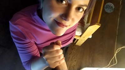 Bir sik arsa ve iyi bir derin yudum ile tipik Rus ev porno